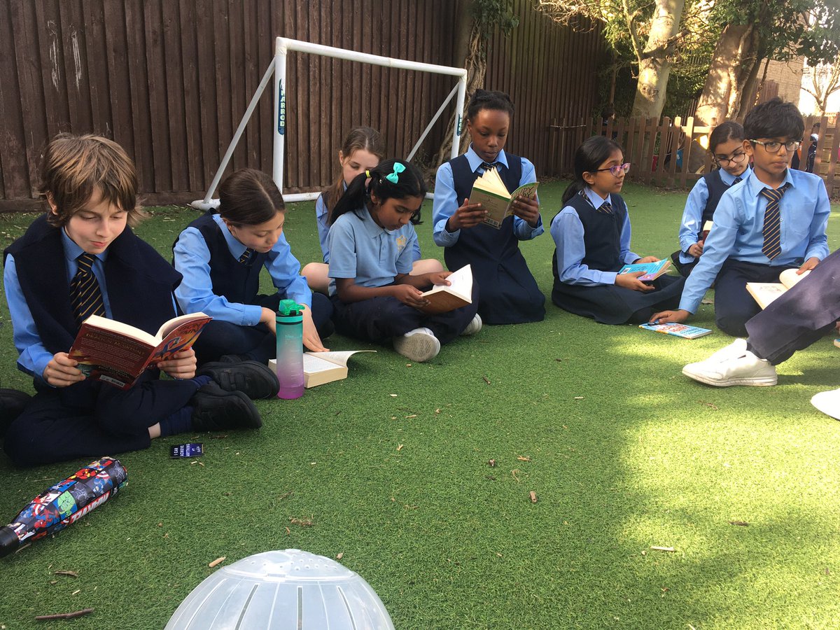 headBHSchool's tweet photo. Year 5 are enjoying reading in the shade following library time. Also a good time for Year 2’s hamster to get some fresh air. #thumbsupsidcup #sidcupmums #chislehurstmums #bexley #sidcup #readingforpleasure #readingisfun https://t.co/l1639foI69
