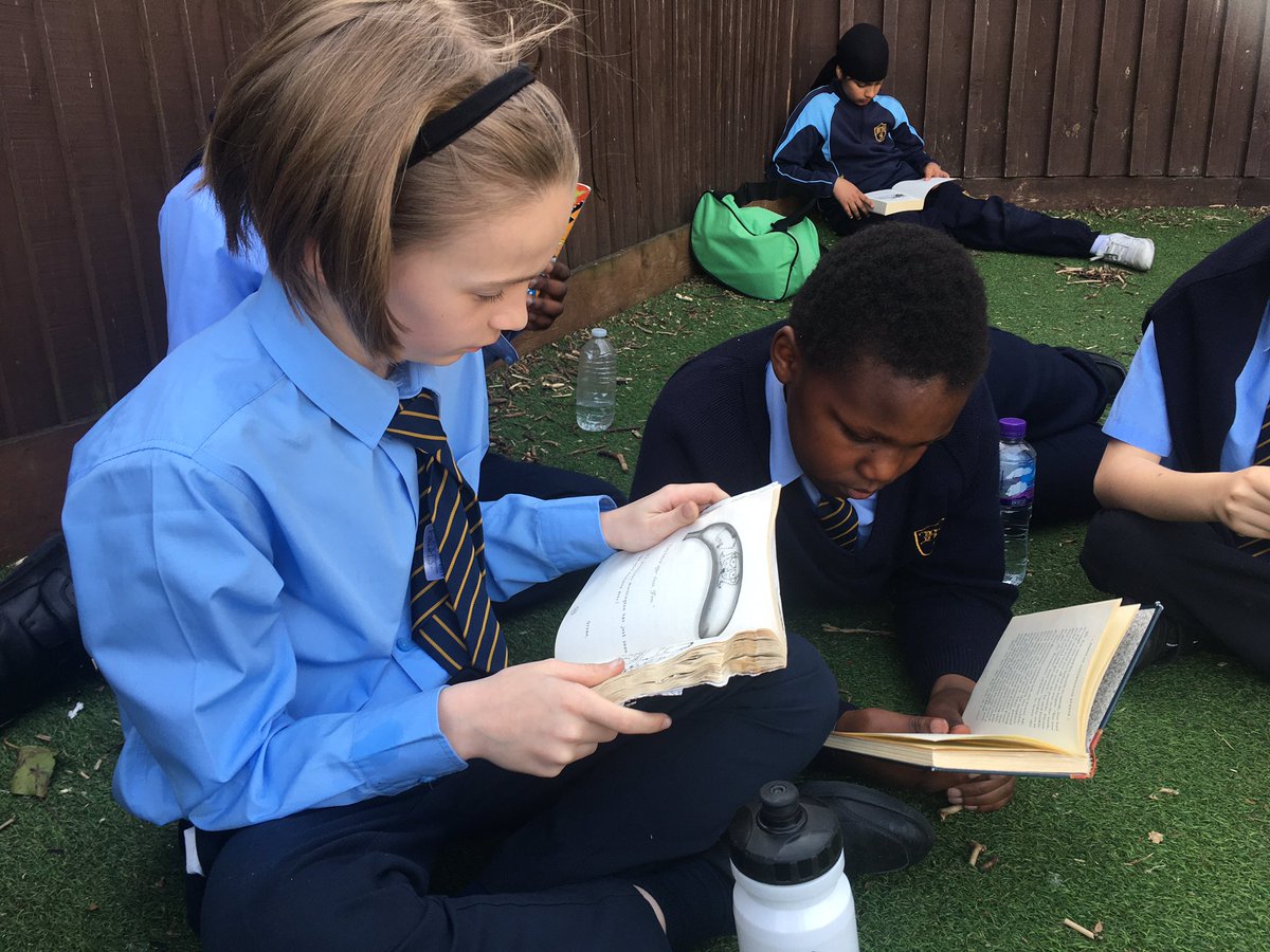 headBHSchool's tweet photo. Year 5 are enjoying reading in the shade following library time. Also a good time for Year 2’s hamster to get some fresh air. #thumbsupsidcup #sidcupmums #chislehurstmums #bexley #sidcup #readingforpleasure #readingisfun https://t.co/l1639foI69