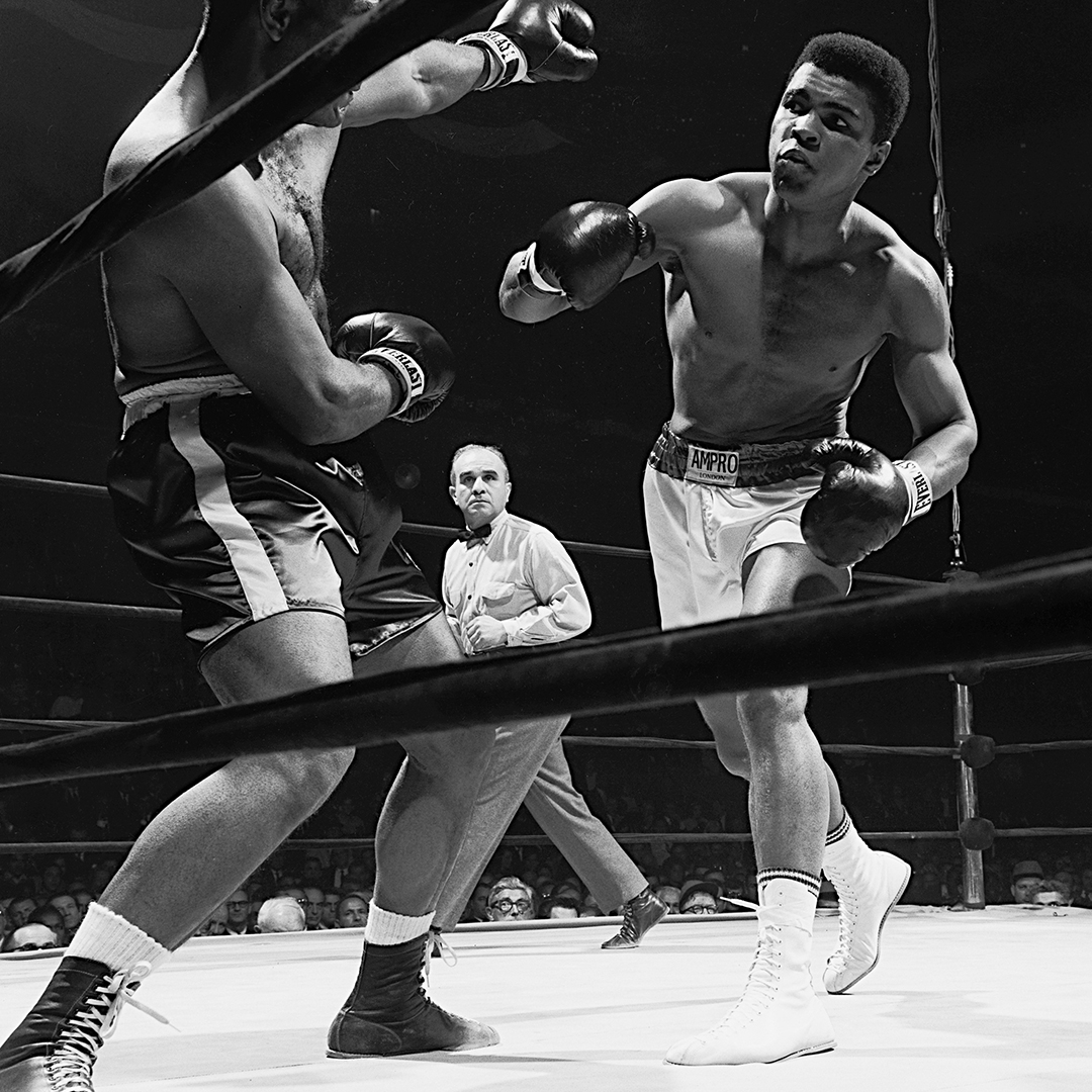 Today in 1967, Muhammad Ali defeated Zora Folley for the WBA World Heavyweight Title at Madison Square Garden in NYC. 

📸: @LeiferNeil 

#MuhammadAli #NeilLeifer #ZoraFolley #Boxing #Champion #Icon #GOAT #MadisonSquareGarden #MSG #NewYorkCity