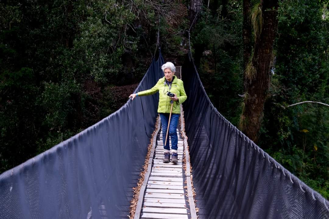 Ceremonia x streaming de mi madre #adrianahoffmann
Al compartir el siguiente link sus cercanos podrán subir fotos, vivencias, testimonios como homenaje. Además, tendrán la posibilidad de enviar flores. 

Link de transmisión: 

    app.condolencias.online/memorial/adria… pic.x.com/8mKLx3IJaD