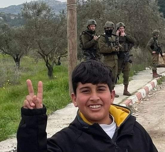 Pbi_Fr's tweet photo. Le directeur de l'école d'Omar et le chef du conseil local du village d'Alluban ont réussi à #libérer Omar des mains des soldats israéliens qui ont tenté de le #détenir et de l'#emprisonner pendant son chemin à l'école. https://t.co/uS9MMCGAxE
