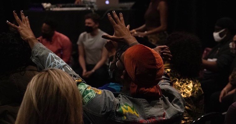SyncingInk's tweet image. You know you are spitting hot fire when the audience responds like this!😝🔥⚡️We thank each and everyone who joined us and filled the air with laughter, love and good vibes!🧡stay tuned #syncingink #jointhecypher #apollo #nyctheater #offbroadway #hiphoptheater #spiritualritual