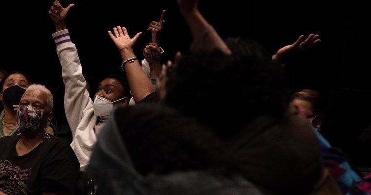 SyncingInk's tweet image. You know you are spitting hot fire when the audience responds like this!😝🔥⚡️We thank each and everyone who joined us and filled the air with laughter, love and good vibes!🧡stay tuned #syncingink #jointhecypher #apollo #nyctheater #offbroadway #hiphoptheater #spiritualritual