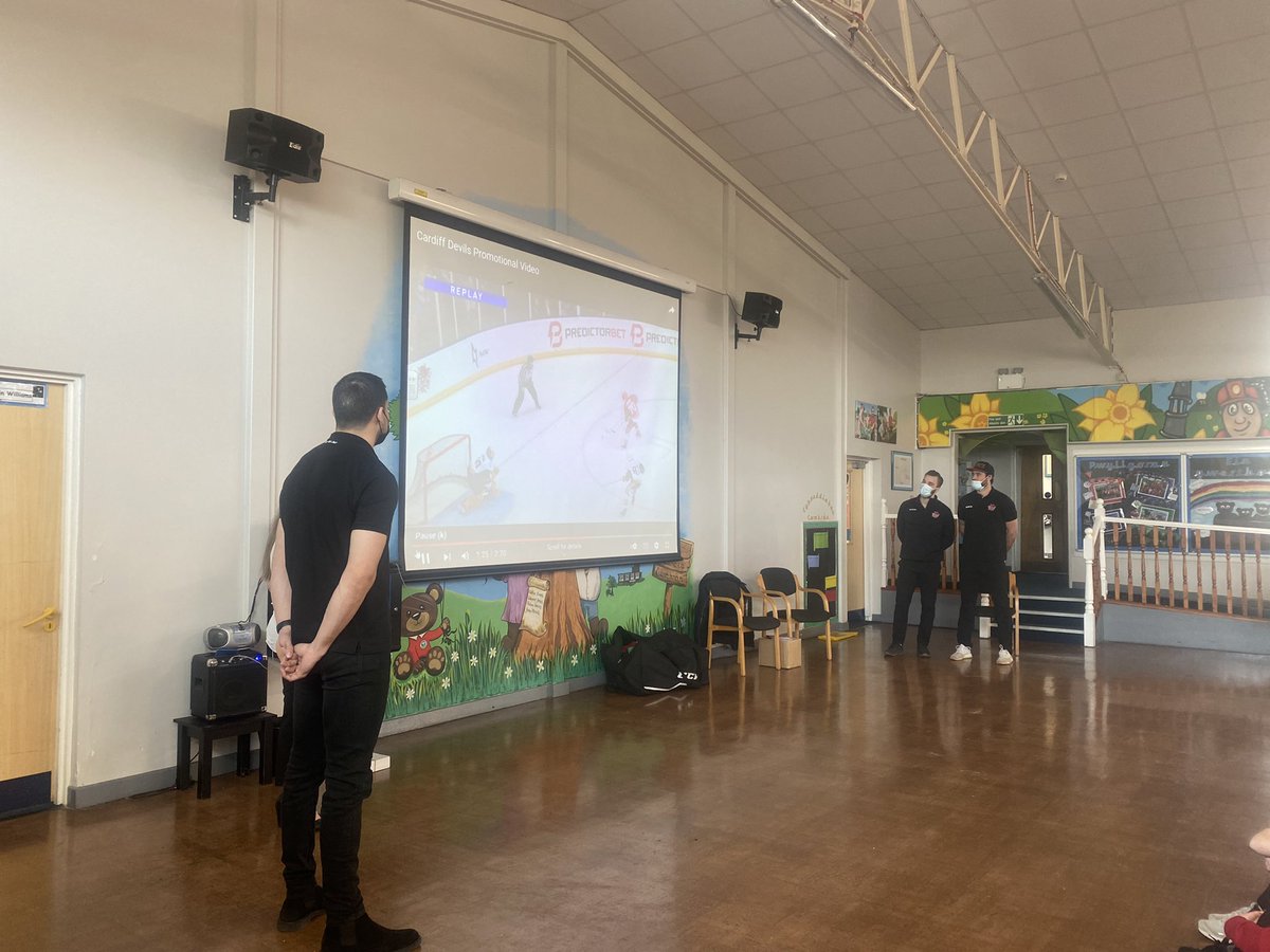 YGCwmbran's tweet photo. #DosbGarethEdwards #DosbSaundersLewis Diolch yn fawr i @cardiffdevils a @wethinkair am y gweithdy heddiw. Prynhawn hyfryd! / Thank you so much to some of the players at @cardiffdevils and @wethinkair for the workshop today. A lovely afternoon! #Stemygc #Gwyddygc https://t.co/MTNJbGcziK
