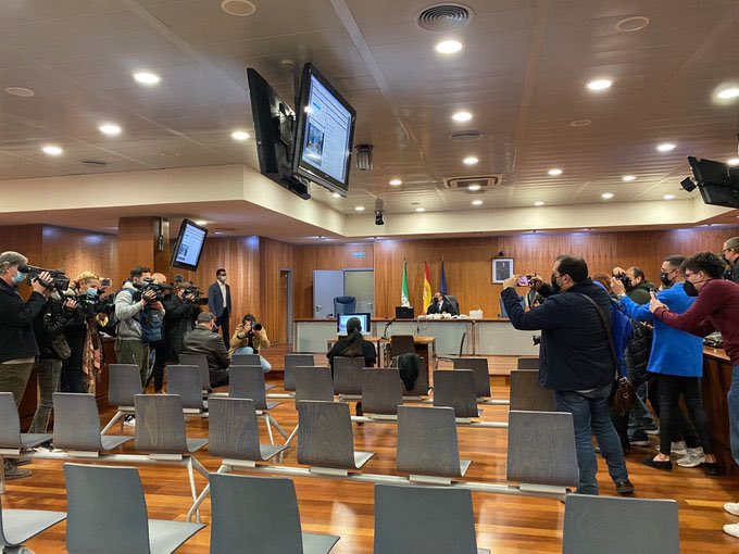 Juristanloqcido's tweet photo. Pero los estudiantes de Derecho o del Máster de Abogacía no pueden entrar 🤦‍♀️🤦‍♂️ https://t.co/k7qvAAsQw8