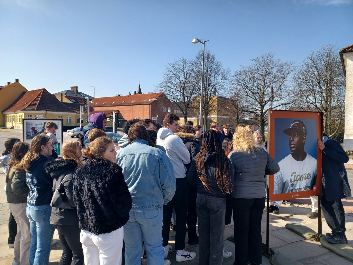 DAPPdk's tweet photo. TAK TIL DE ENGAGEREDE ELEVER FRA ALLIKELUND GYMNASIUM I KALUNDBORG 👏
I går havde vi fornøjelsen af at give en rundvisning i vores fotoudstilling Arabiske Drømme til de engagerede 10.-klasses- og samfundsfagselever fra Allikelund Gymnasium i Kalundborg.
#Dappdk #ArabiskeDrømme https://t.co/B2xCfW0nr8