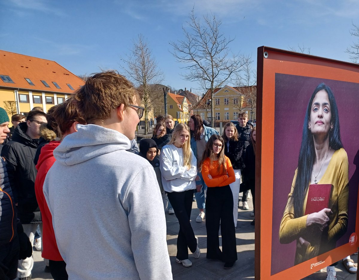 DAPPdk's tweet photo. TAK TIL DE ENGAGEREDE ELEVER FRA ALLIKELUND GYMNASIUM I KALUNDBORG 👏
I går havde vi fornøjelsen af at give en rundvisning i vores fotoudstilling Arabiske Drømme til de engagerede 10.-klasses- og samfundsfagselever fra Allikelund Gymnasium i Kalundborg.
#Dappdk #ArabiskeDrømme https://t.co/B2xCfW0nr8