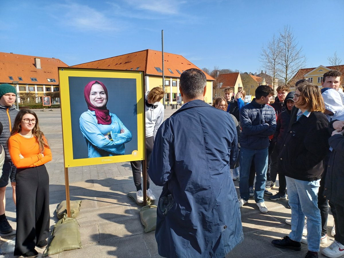 DAPPdk's tweet photo. TAK TIL DE ENGAGEREDE ELEVER FRA ALLIKELUND GYMNASIUM I KALUNDBORG 👏
I går havde vi fornøjelsen af at give en rundvisning i vores fotoudstilling Arabiske Drømme til de engagerede 10.-klasses- og samfundsfagselever fra Allikelund Gymnasium i Kalundborg.
#Dappdk #ArabiskeDrømme https://t.co/B2xCfW0nr8