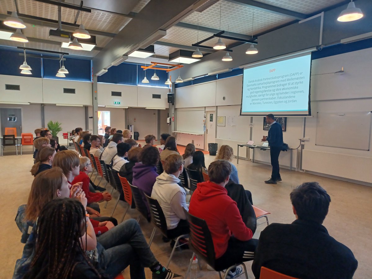 DAPPdk's tweet photo. TAK TIL DE ENGAGEREDE ELEVER FRA ALLIKELUND GYMNASIUM I KALUNDBORG 👏
I går havde vi fornøjelsen af at give en rundvisning i vores fotoudstilling Arabiske Drømme til de engagerede 10.-klasses- og samfundsfagselever fra Allikelund Gymnasium i Kalundborg.
#Dappdk #ArabiskeDrømme https://t.co/B2xCfW0nr8