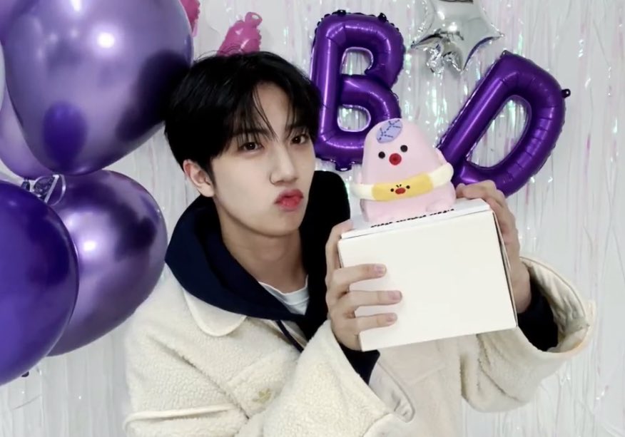 hamch3rry_'s tweet photo. 미틴 다콩이 케이크
드디어 생일 성의있게 챙겨주는거임 ? 크래비티도 ? https://t.co/OMoPu1XxWH