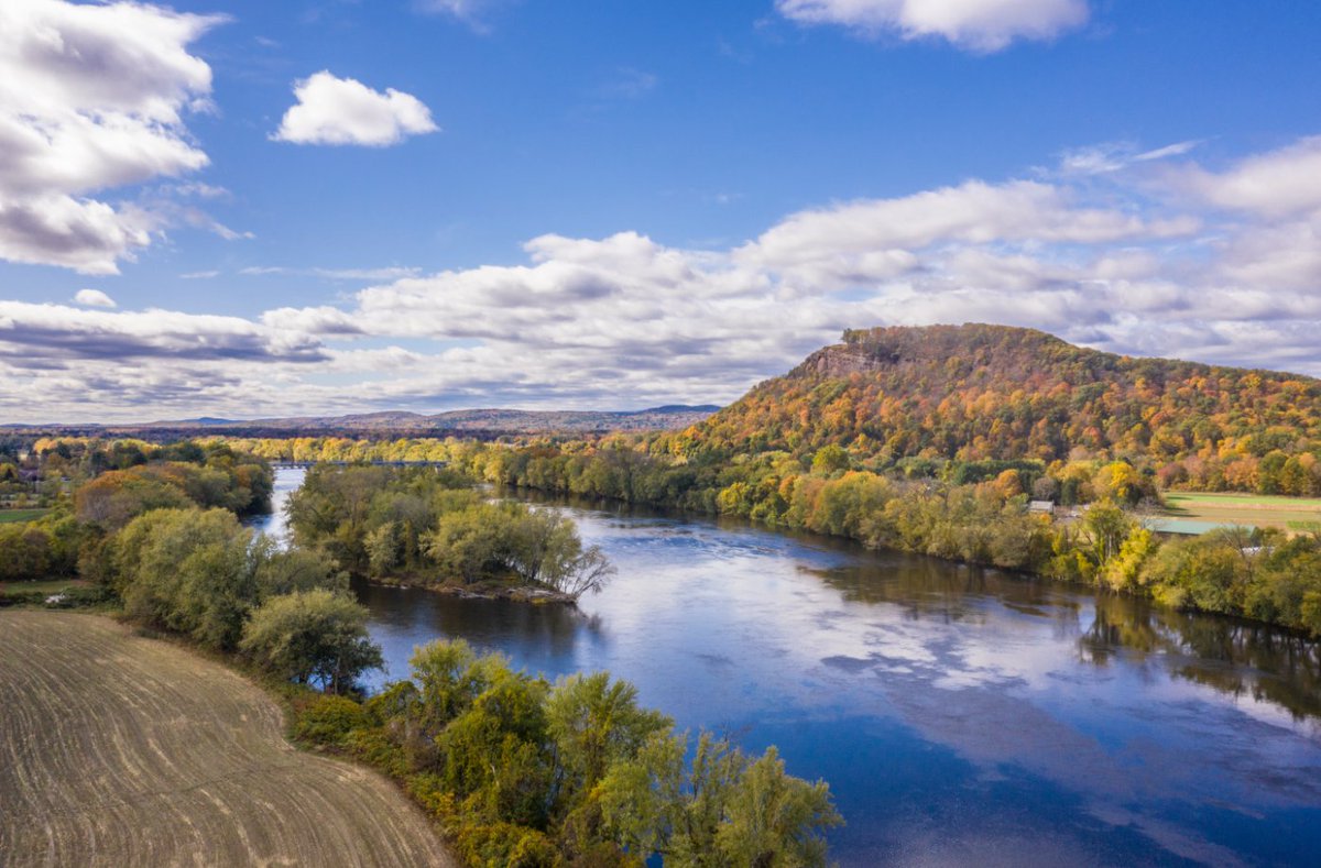 USDA_NRCS's tweet image. Happy #WorldWaterDay! We work one-on-one with farmers, ranchers, and foresters to help them conserve water while at the same time improving the health of their lands, allowing each drop of water to go further. bit.ly/3JzkM45