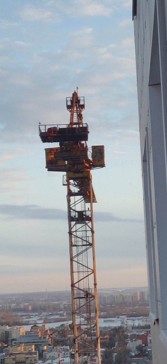 TatianaAn63's tweet image. А кран все стоит, обещали разобрать, но нет... Ждут наверное жертв #Самара #Садовая