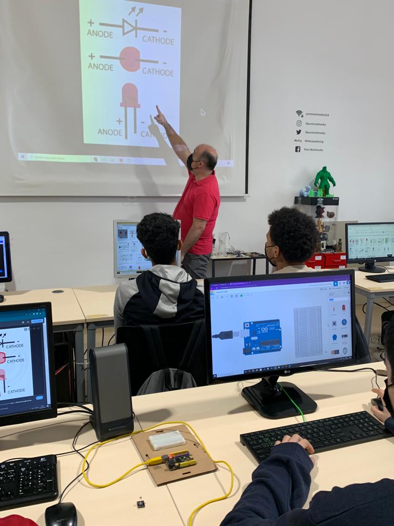 INSTPamies's tweet photo. L'alumnat de 4t d'ESO de Tecnologia ha guadit d'un taller de programació amb Arduino al Punt Multimèdia Casa del mig. https://t.co/j98TQA7vzg