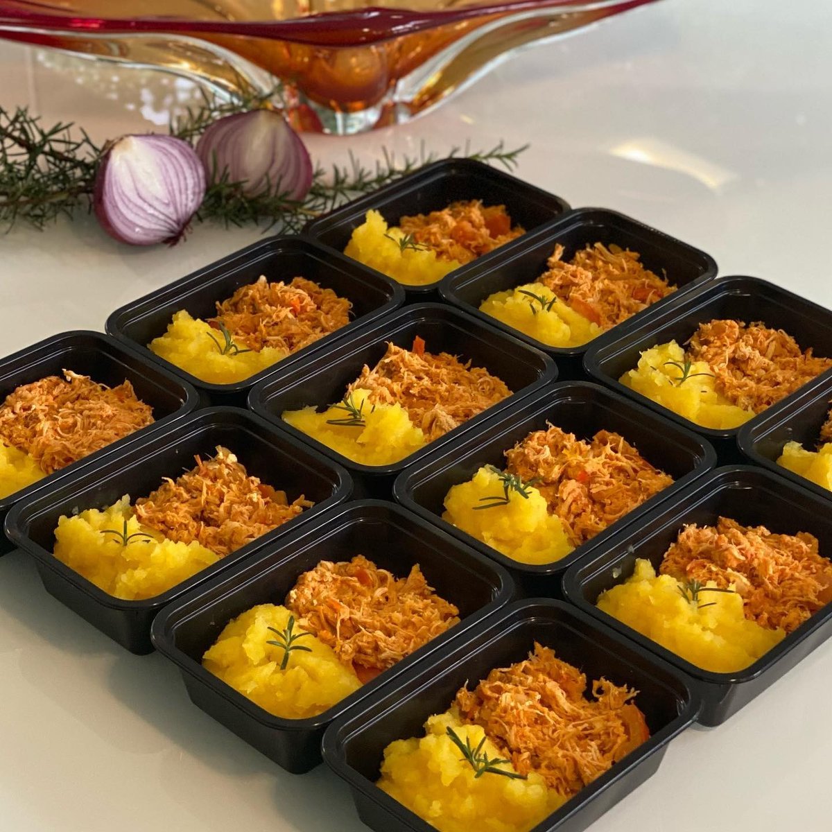 goodpackoficial's tweet photo. Purê de mandioquinha (batata baroa) e frango desfiado na GP-102 preta, proporciona um contraste especial do preto com os tons alaranjados do prato.

#Embalagem #Marmita #Congelados #ComidaCaseira #Gastronomia #Rotisserie #Purê #Massas #Sustentavel https://t.co/5o2TUOPBhL