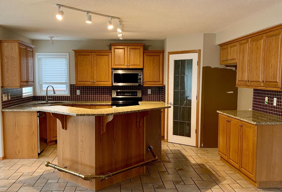 CatalystBuilds's tweet photo. An epic kitchen before and after for #transformationtuesday.
.
design: Cedars Interior Design
build: @CatalystBuilds 
📸: MJay Photography 
.
#yycrenovations #beforeandafter #kitchenreno #whitekitchen #calgaryrenovations https://t.co/BNINfBv16T