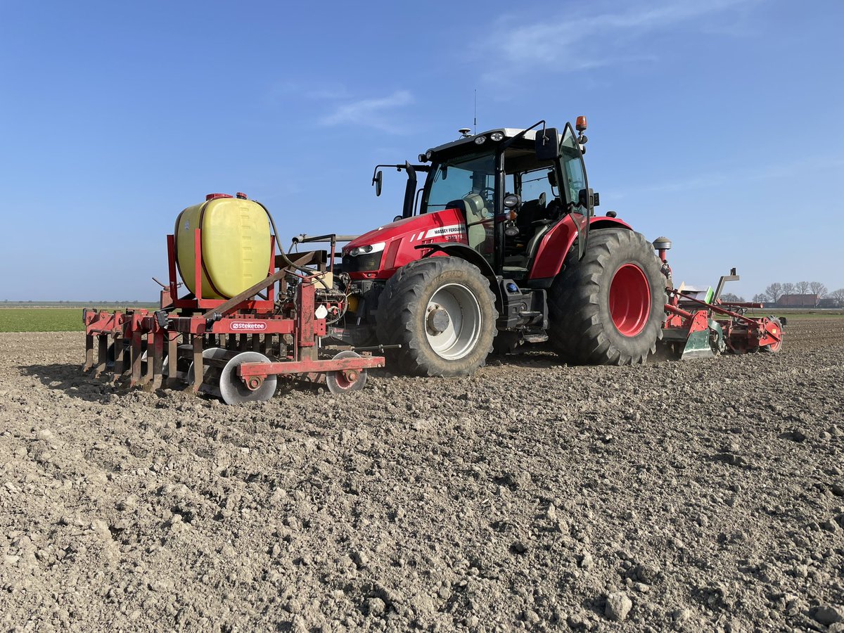 Patrickackeren's tweet image. Uien zaaien onder mooie omstandigden 🧅 #akker #summit