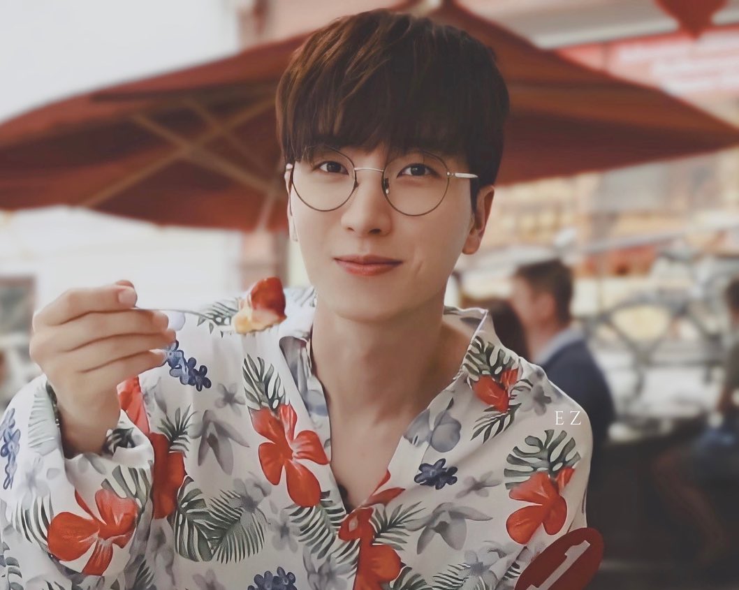 _jungsooheechul's tweet photo. thankyou for EZ, who give me this picture, so I can reminds my self that this moment ever existed...
#teukchul #teukhee
🤩🤩🤩 https://t.co/vfR9dRrlAn