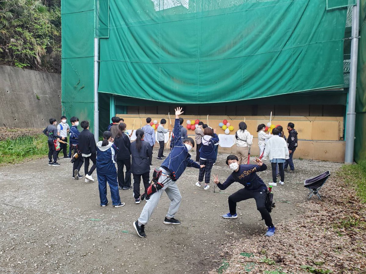 guac2022's tweet photo. アーチェリーは、ほんとにやってみると楽しいんです！
入部を全く考えていなくても、人生で1回だけでも弓を引いてみませんか？🏹
写真は去年のものになります！ https://t.co/Msj0uvVZiE