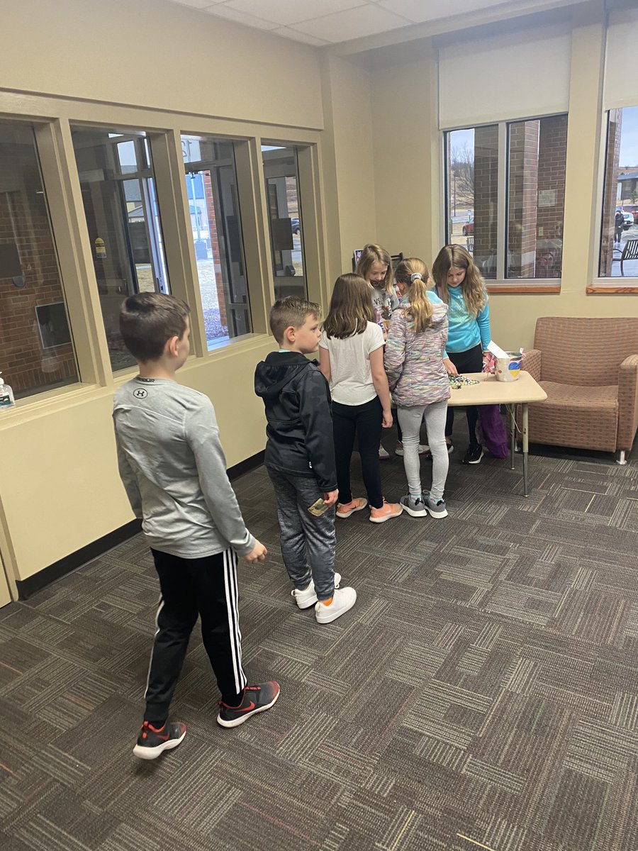 Amy_Andersen_'s tweet image. Fourth grader, Devaney, takes action to raise money for those affected in Ukraine by accepting donations in exchange for student-made bracelets. 💙 💛 #action #cvpyp