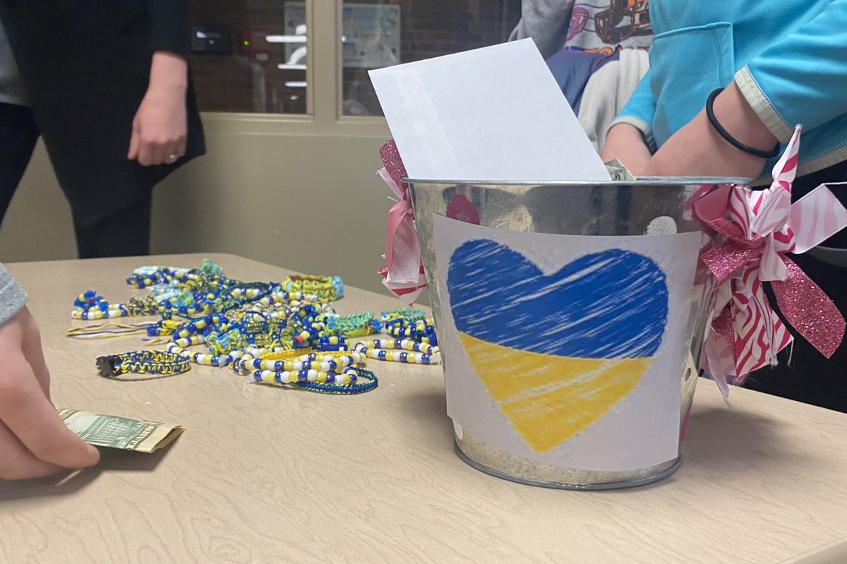 Amy_Andersen_'s tweet image. Fourth grader, Devaney, takes action to raise money for those affected in Ukraine by accepting donations in exchange for student-made bracelets. 💙 💛 #action #cvpyp