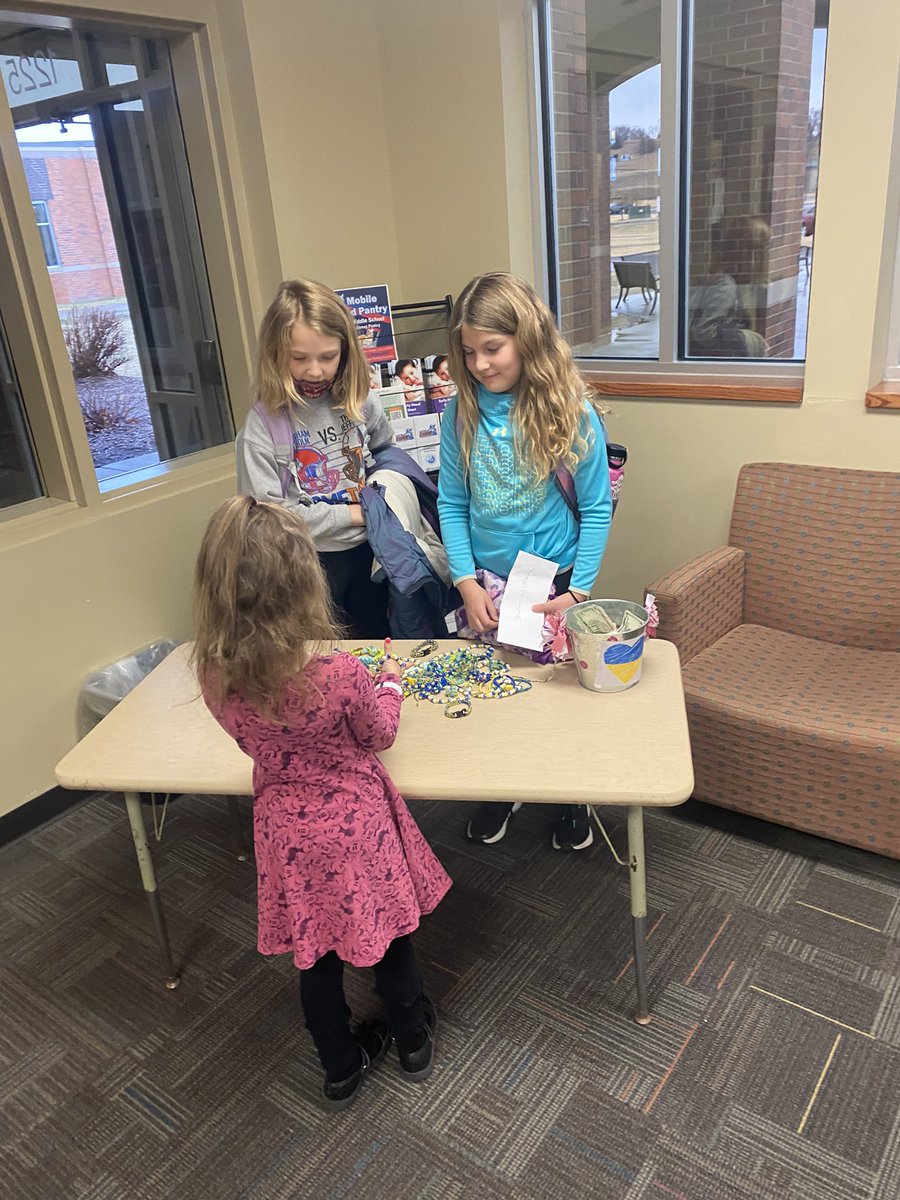 Amy_Andersen_'s tweet image. Fourth grader, Devaney, takes action to raise money for those affected in Ukraine by accepting donations in exchange for student-made bracelets. 💙 💛 #action #cvpyp