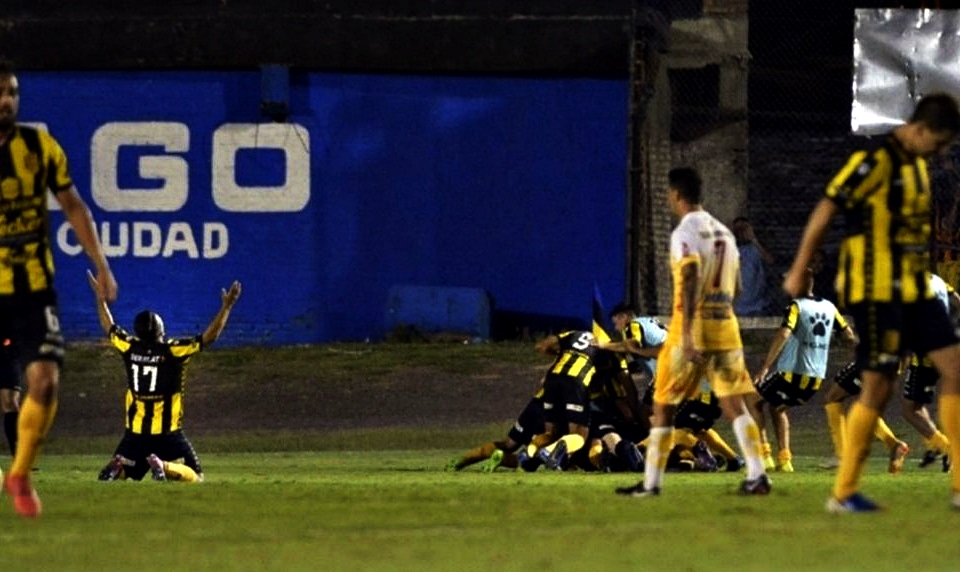 NicoFernandezBB's tweet photo. 📅⚽️ #UnDíaComoHoy 24/3/2019, increíble victoria de @Olimpo_Oficial en Santiago del Estero: por la BN, el "Aurinegro", que en el ET perdía 0-3 frente a #Mitre, lo ganó 4 a 3. Los goles los marcaron #Gallegos -2-, #Coacci y #Graciani ⚫️🟡
🎙️ EL RELATO: https://t.co/iOY5MOvWgo https://t.co/287BnQtxde