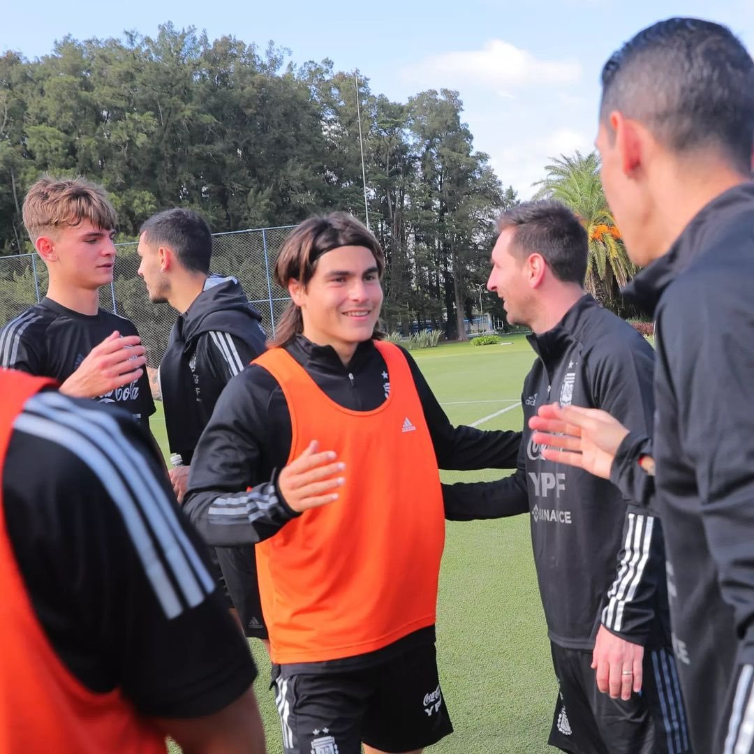 BolavipAr's tweet photo. La cara de los pibes cuando conocen a Messi y a Angelito 🤩 https://t.co/VH3dtedGJX