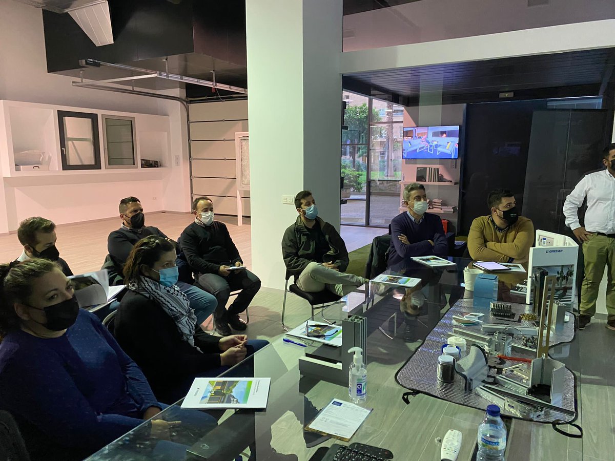 GriesserIB's tweet photo. 💪La #RollingAcademy presente en el #Showroom de @Dekovent_  para formar a todo su equipo. Se han tocado todos los temas técnicos y prácticos sobre nuestras #persianasgraduables. 

Aprovechando la visita hemos explicado en profundidad el programa de presupuestos #MiGriesser. https://t.co/A0ToloZ9kV