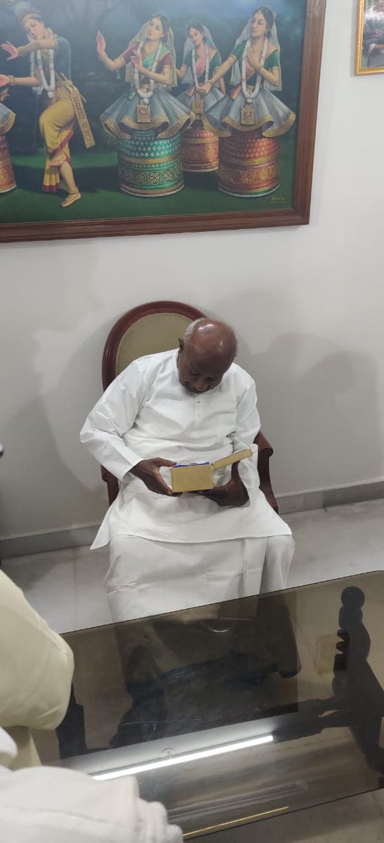 UpscExtra's tweet photo. It is an honour to seek heavenly blessings of @H_D_Devegowda sir. Gave us his precious time and patiently listen to the difficulties we faced during #COVID pandemic
Sir has assured us to raise our #2CompensatoryAttempt4All demand to PM @narendramodi_in 
My Lord Shiva bless him 🇮🇳 https://t.co/C1WEmM3usb