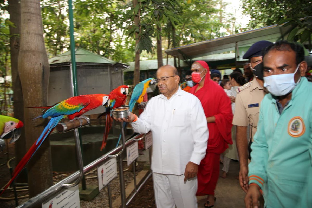 ಗೌರವಾನ್ವಿತ ರಾಜ್ಯಪಾಲರಾದ ಶ್ರೀ ಥಾವರ್ ಚಂದ್ ಗೆಹ್ಲೋಟ್ ಅವರು ಶ್ರೀ ಗಣಪತಿ ಸಚ್ಚಿದಾನಂದ ಆಶ್ರಮದ ಶುಕವನ ವೀಕ್ಷಣೆ ಮಾಡಿದರು. ಬಳಿಕ ವಿವಿಧ ಜಾತಿಯ ಗಿಳಿಗಳ ಕಲರವ ಆಲಿಸಿ, ಪಕ್ಷಿಗಳಿಗೆ ಕಾಳುಗಳನ್ನು ನೀಡಿದರು. ಈ ವೇಳೆ ದತ್ತಪೀಠದ ಕಿರಿಯ ಸ್ವಾಮೀಜಿಗಳಾದ ಶ್ರೀ ದತ್ತ ವಿಜಯನಂದ ತೀರ್ಥ ಸ್ವಾಮೀಜಿ, ಡಾ. ನಿತ್ಯಾನಂದ ರಾವ್ ಉಪಸ್ಥಿತರಿದ್ದರು.