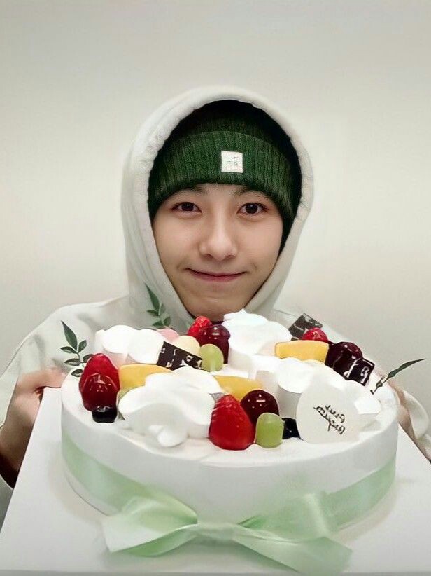 chocoflavou's tweet photo. Happy birthday to renjun my most handsome🎂🎊. buat renjun, makasih udah jadi anak baik dan sudah lahir di dunia ini, you always make me smile. I'm always happy because of you. tetap menjadi renjun kesayangan renchin xoxo!🙆🏻‍♀️🤍 pls be happy &amp;&amp; stay healthy ily🤍🤍
HAPPY RENJUN DAY https://t.co/IzRCHhNrlf
