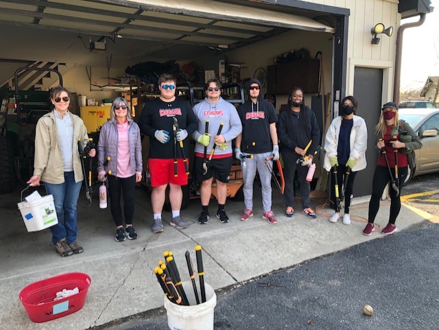 SaintXavier's tweet photo. For the first day of SXU's inaugural Week of Service, students, faculty and staff volunteered to clear invasive buckthorn, which is harmful to forest areas, from beautiful Lake Katherine. The mission-driven group greatly enjoyed giving back together! https://t.co/OxHdOLQ1eh