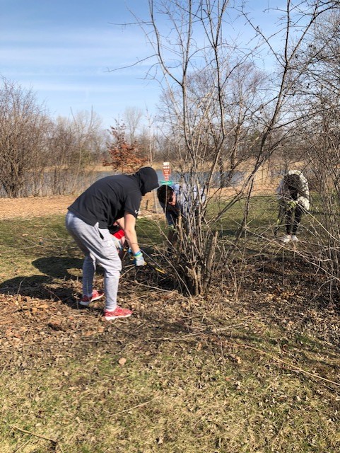 SaintXavier's tweet photo. For the first day of SXU's inaugural Week of Service, students, faculty and staff volunteered to clear invasive buckthorn, which is harmful to forest areas, from beautiful Lake Katherine. The mission-driven group greatly enjoyed giving back together! https://t.co/OxHdOLQ1eh