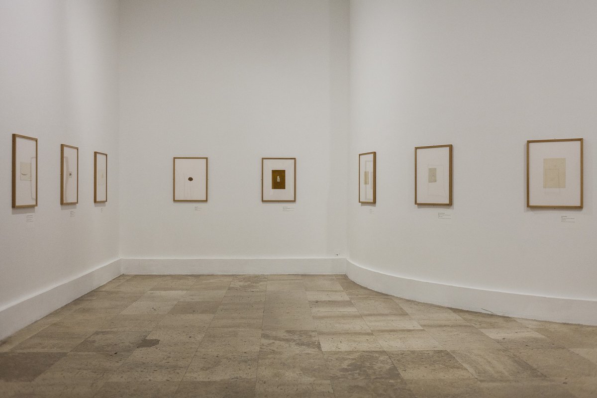 ⏳ J-5 avant la fin de l'#expoJosephBeuys !

Beuys a rassemblé des dessins d’époques, de formats, de thématiques différents pour les mettre en dialogue sous forme d’expositions ou de publications. C'est par exemple le cas de la suite
Zirkulationszeit, le « Temps de circulation ».