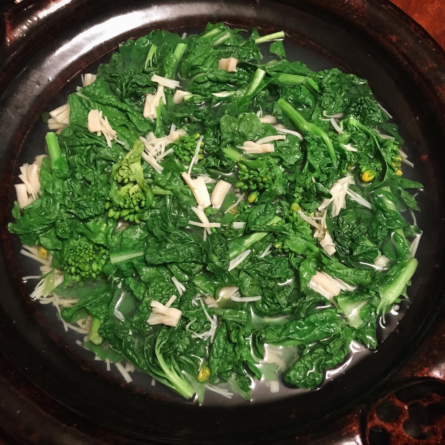 酒徒 しゅと おうちで中華 十数年来の春の定番 菜の花と貝柱の鍋 一晩水に浸した帆立の干し貝柱を戻し汁ごと煮立て 塩と日本酒で味付けして 菜の花を煮る 煮えばなもよし 煮込んでもよし 貝柱の旨味が菜の花 にからみ 染みる 具を絞る鍋の凄みが