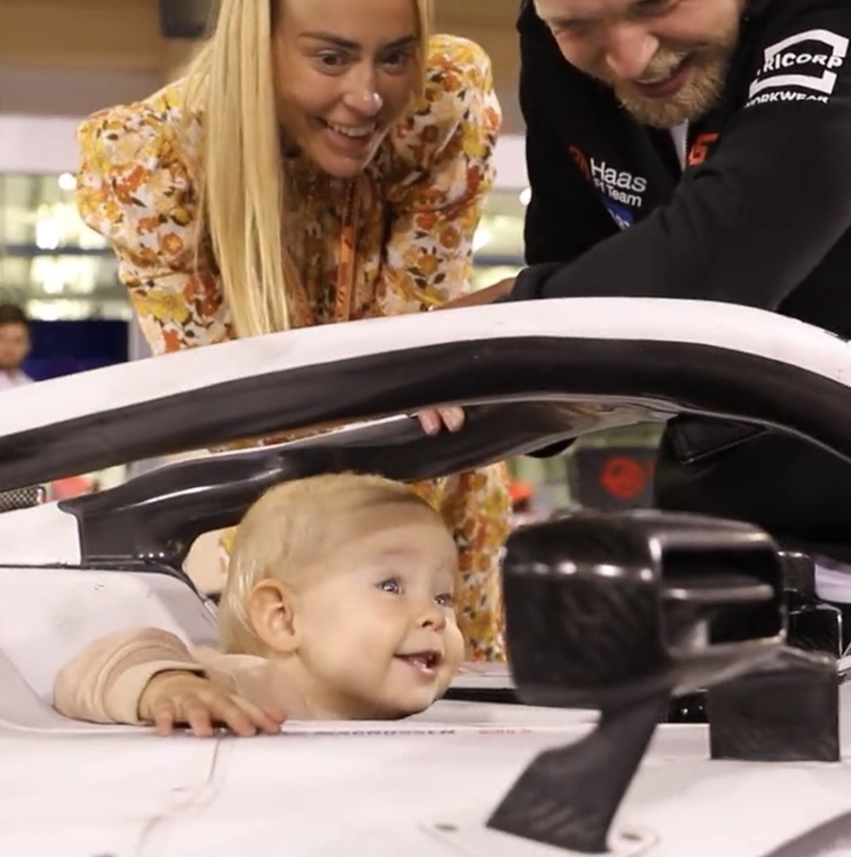 F1Tornello's tweet photo. Kevin Magnussen y su esposa subieron a su pequeña hija al asiento del Haas. Parece que les trajo suerte 🍀 https://t.co/O0m8Eu5Sgu