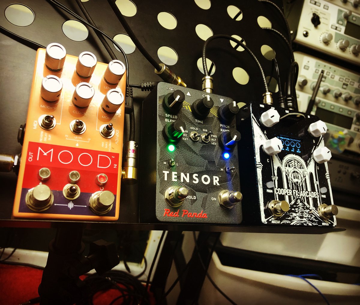 azizibrahim56's tweet photo. REVERSE
#LordOfTheStrings Starting a long test #guitarpedals I have that do the reverse thing in real-time for live shows My first 3 pedals of #reverse choice @chasebliss #mood #slipmode @redpandalab #tensor Cooperfx #arcades reverse card.
Suggestions?
Cheaper alternatives? https://t.co/ZC0AHntggZ