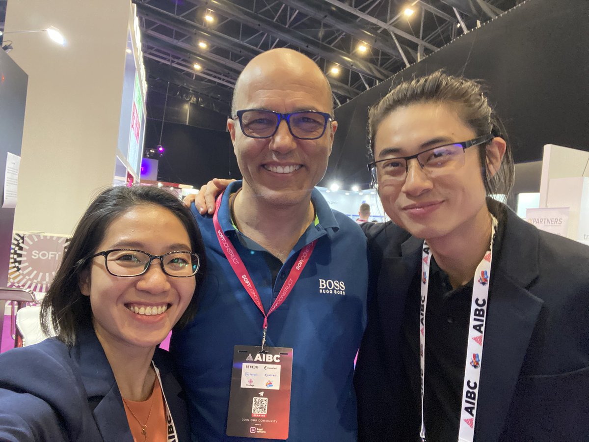 alex_chinch's tweet photo. We met our neighbour from Toronto at the event in Dubai, how crazy is that? 😂🥰 https://t.co/8PwFj2lHFM