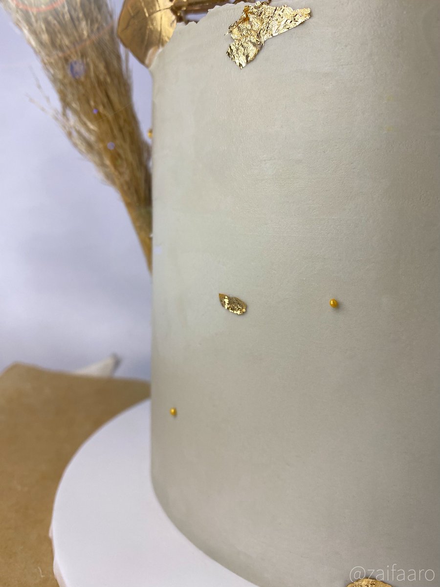 zaifaaro's tweet photo. A plain 5 inch white cake with dry flowers &amp; gold touches! https://t.co/BltGkpJVfz