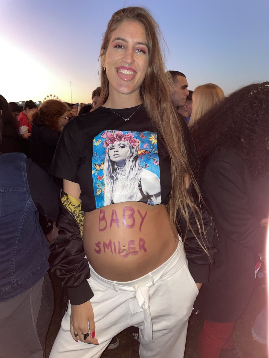 caroesti's tweet photo. Waiting for the queen @mileycyrus in Argentina. My baby 🐣 got to listen to her live even before being born, HOW LUCKY IS HE?! 😍🤩 https://t.co/mQtMVH3YII