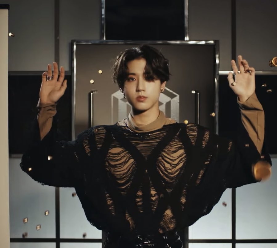 doraehan's tweet photo. hyunjin aiming jisung but it’s LOVE BULLETS LOL https://t.co/JfVBi05tRX