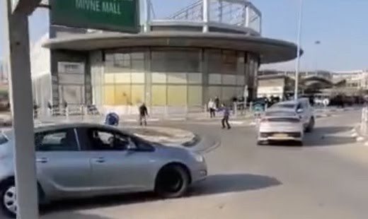 AmIsraelDefense's tweet photo. Ataque terrorista en un shopping en Beersheva.

Dos mujeres israelíes asesinadas, dos heridos graves, y dos heridos leves.

El terrorista, beduino con ciudadanía israelí, primero atropelló y después acuchilló.

Fue eliminado por un civil armado que pasaba por el lugar. https://t.co/Nwcb1vbtab