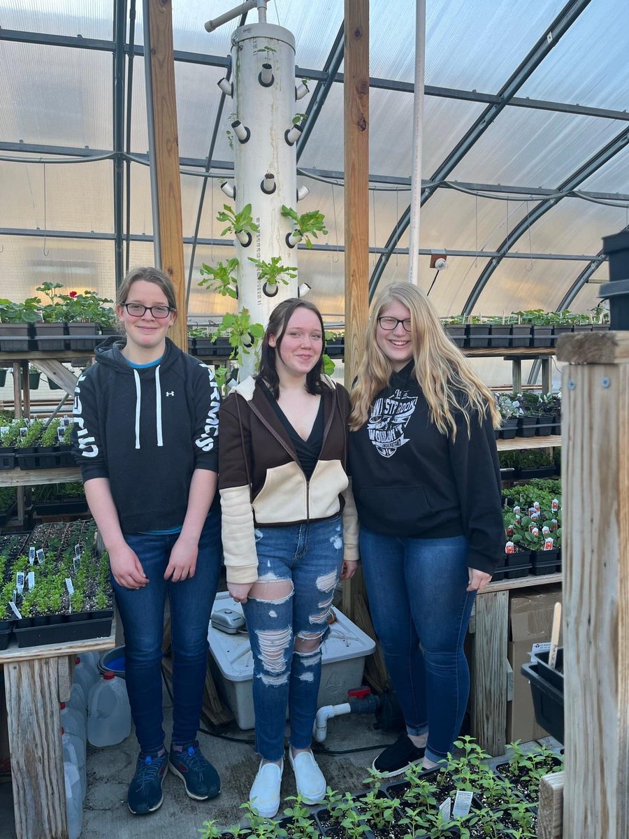 DepositCSDSupt's tweet photo. Hydroponics, aeroponics and aquaponics…our plant science students grew some lettuce which was served to our elementary students today! #farmtoschool #greenhouse @Rock_on_Cafe https://t.co/XgnQgdhXRF