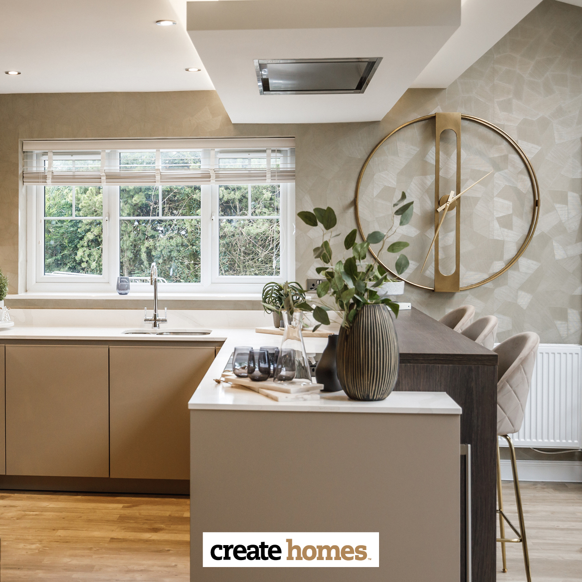 🎨 DECORATOR TIPS: What a fantastic combination at our show home at The Sandpipers in Longridge! Try Arte 75301 wallpaper with Dulux paint in 74/066 to achieve this neutral elegance. 👉TAKE A PEAK: ow.ly/cMUs50ImI7C #designerliving #northwest #showhomestyle #neutralhome