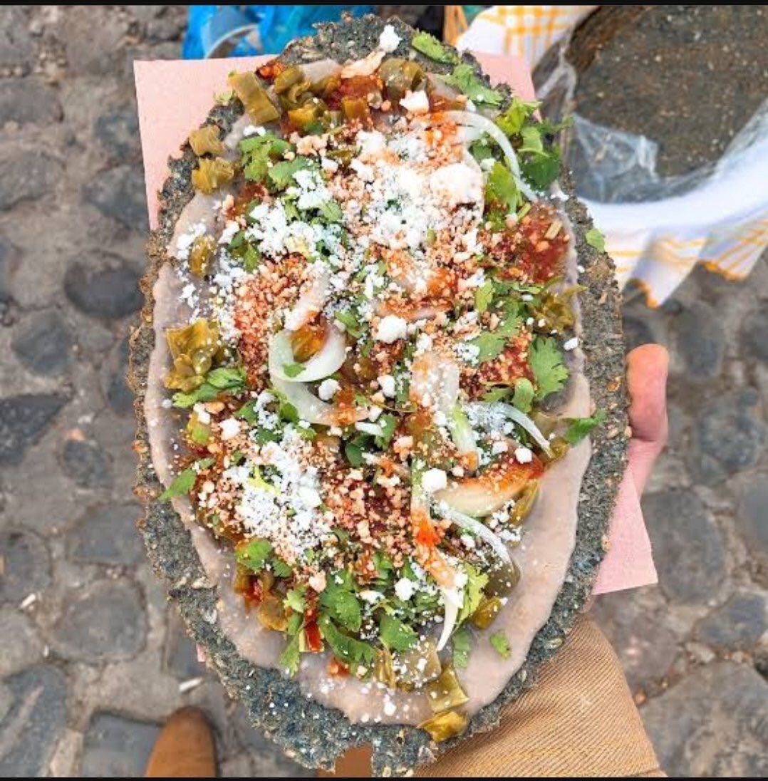 PattCouto's tweet photo. No es #Tlayuda es una deliciosa #doradita, ignoró su origen pero es muy chilanga mmmmm quiero pero ya jajaja puro antojo, 🤤pero la verdad lo que no está chido es que no le den a la doña un espacio fijo para vender, y a precio porque las rentas en los aeropuertos son altísimas https://t.co/Ucx81TFW58