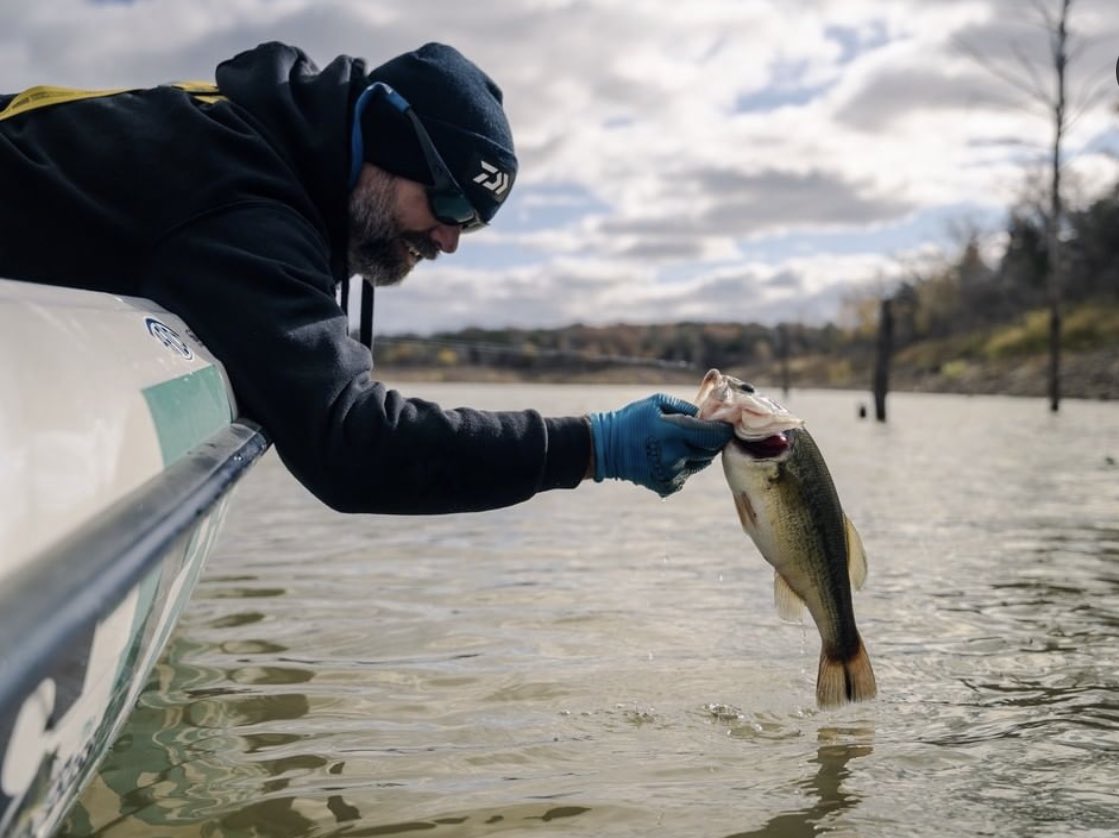 KevinRogersFish's tweet photo. If I’m not gonna catch them I’d rather not catch them on a spinner bait! 😏🙋🏻‍♂️🙋🏻‍♂️

📷: @baitwrx 

#spinnerbaits #bladebaits #baitworks #trophybass #bassfishing https://t.co/yFCr0gMBIm