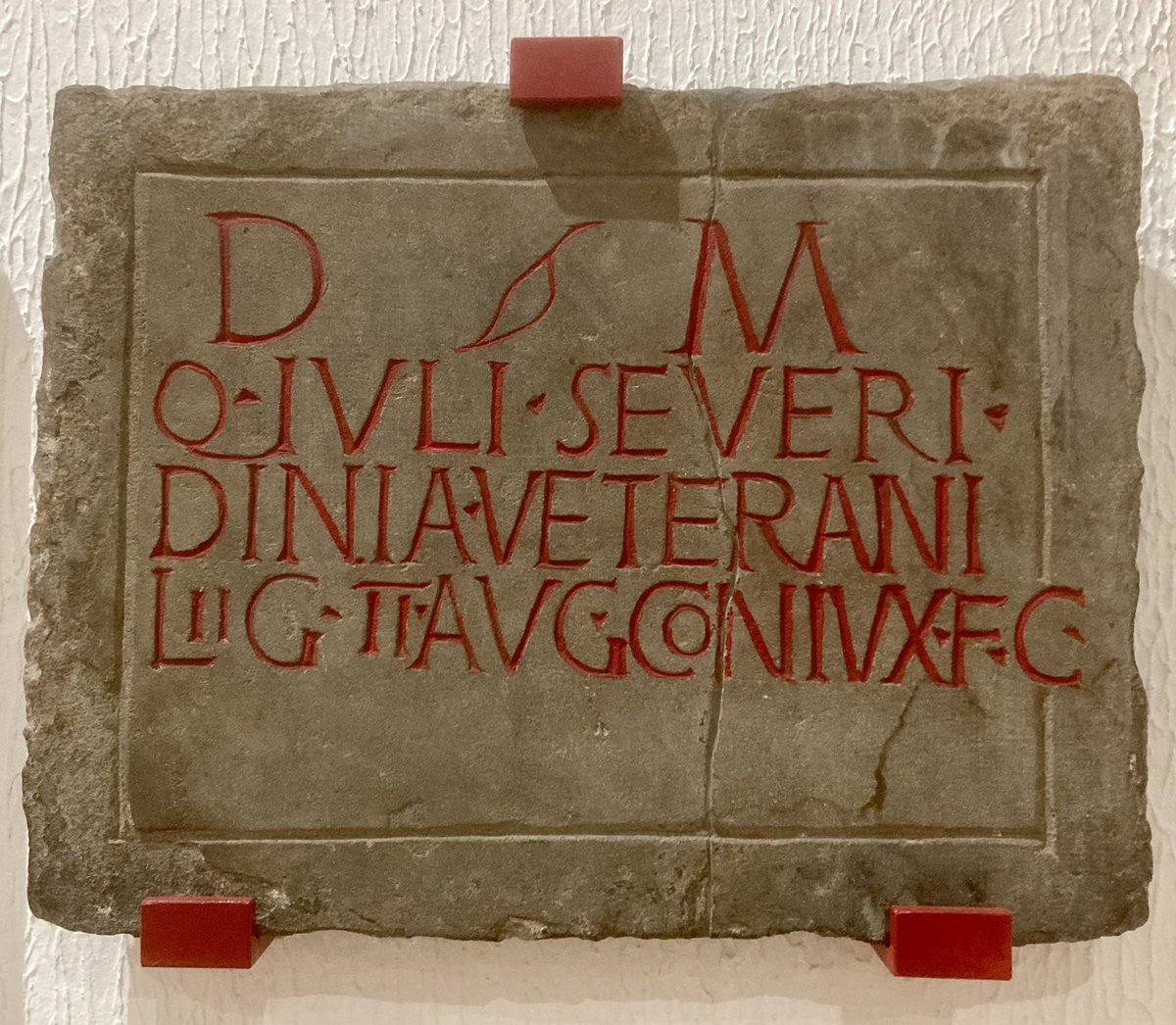 Tombstone of Quintus Julius Severus from @RomanCaerleon Severus retired with the privileges and status of a veteran, and settled close to the fortress. His original home was Dinia in Gaul, now Digne in south-east France 1/2 #TombTuesday #RomanArchaeology #Isca #Caerleon #Wales
