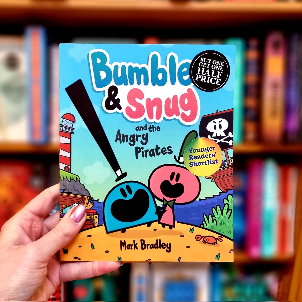 🌈 #WCBP22 YOUNGER READER'S SHORTLIST!! 🌈

@markbradleyart 'Bumble & Snug and the Angry Pirates' is a superbly silly graphic novel about two loveable Bugbops attempting to evade a horde of mad marauders!

Pop in store now to get yours!!