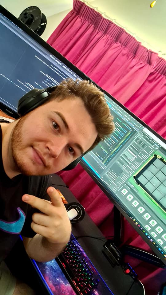 DevloperUnknown's tweet photo. Hi, I'm Tom! I'm a second-year student studying at @UOS_Games ! I also work on small indie games! Loving the journey so far, excited for the future! #WhatAGameDevLooksLike https://t.co/eJO6x8D4cU