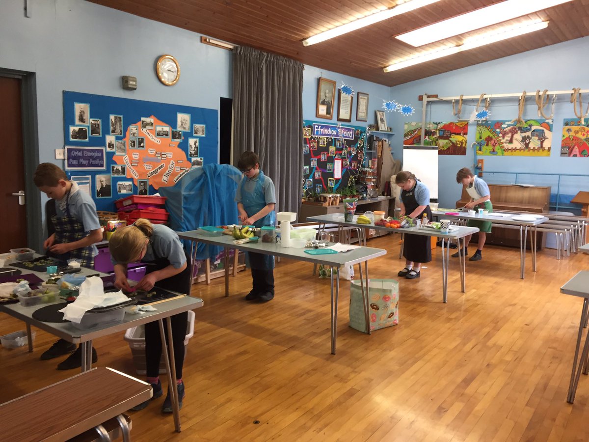 ffriddyllyn's tweet image. Cystadleuaeth Cogurdd!! Cogyddion o fri!!
Da iawn bob un ohonoch am gymryd rhan. @urddmeirionnydd #bwydiachusblasus